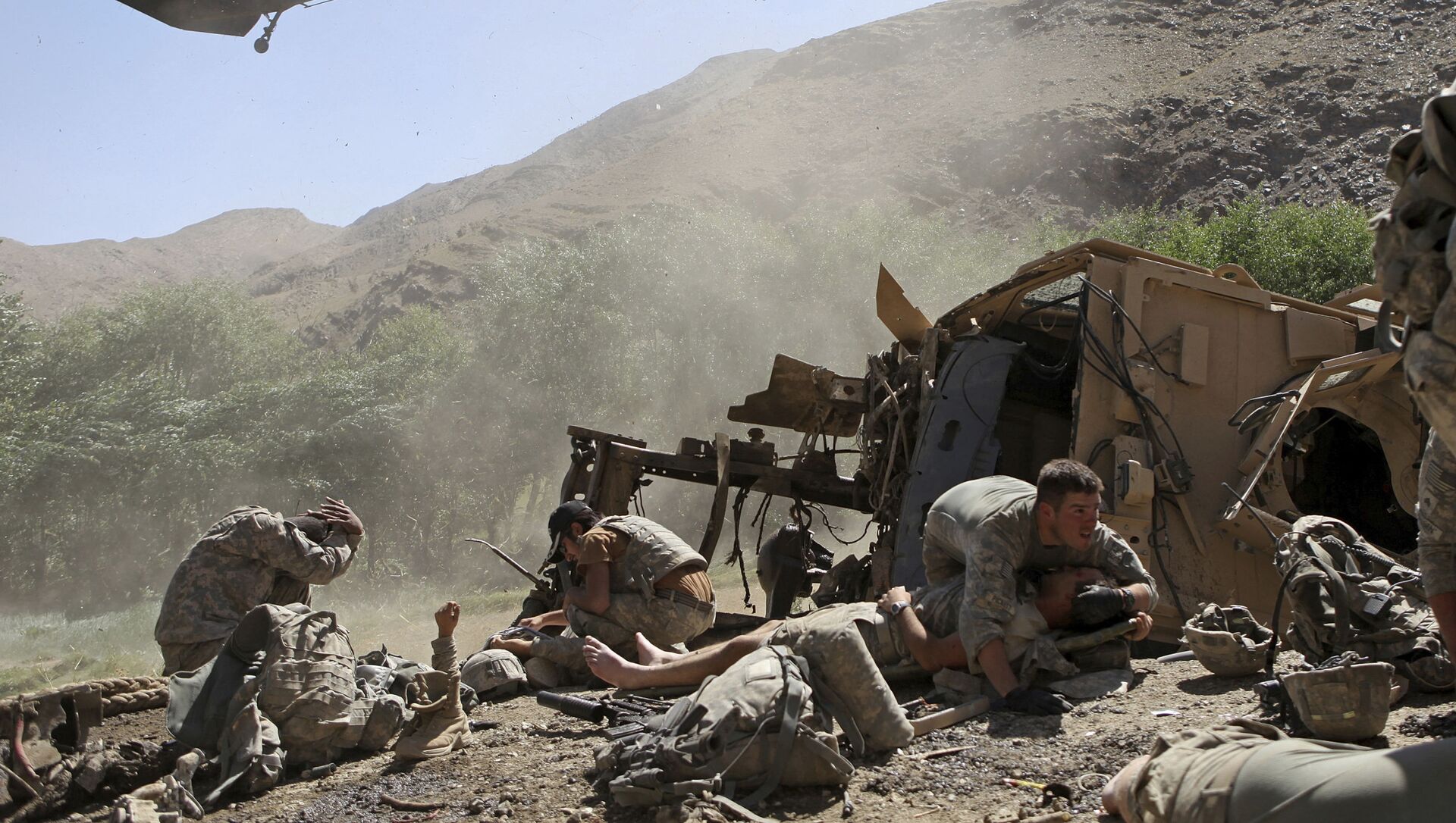 Des soldats américains blessés après que leur véhicule blindé a heurté un engin explofis dans la province afghane de Wardak, le 19 août 2009 - Sputnik Afrique, 1920, 05.07.2021