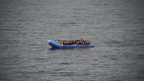 Migrants sur un navire de fortune en mer Méditerranée - Sputnik Afrique