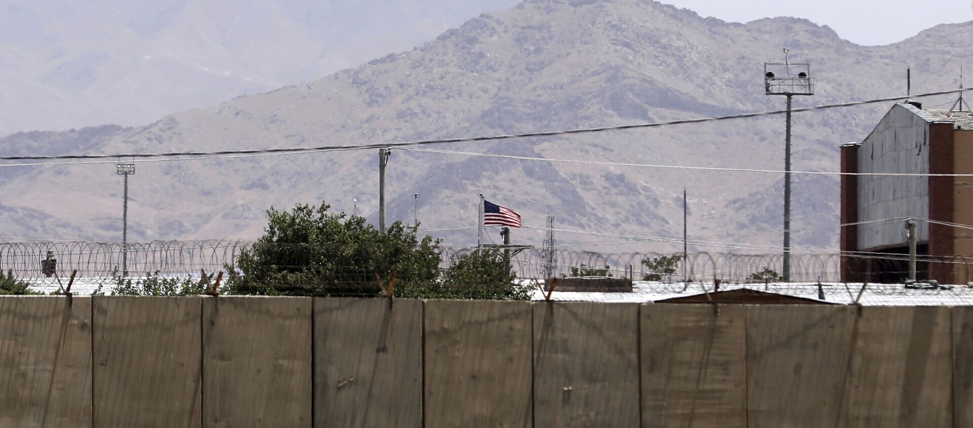 Le drapeau américain flotte sur la base aérienne de Bagram, en Afghanistan, vendredi 25 juin, 2021. - Sputnik Afrique, 1920, 08.07.2021