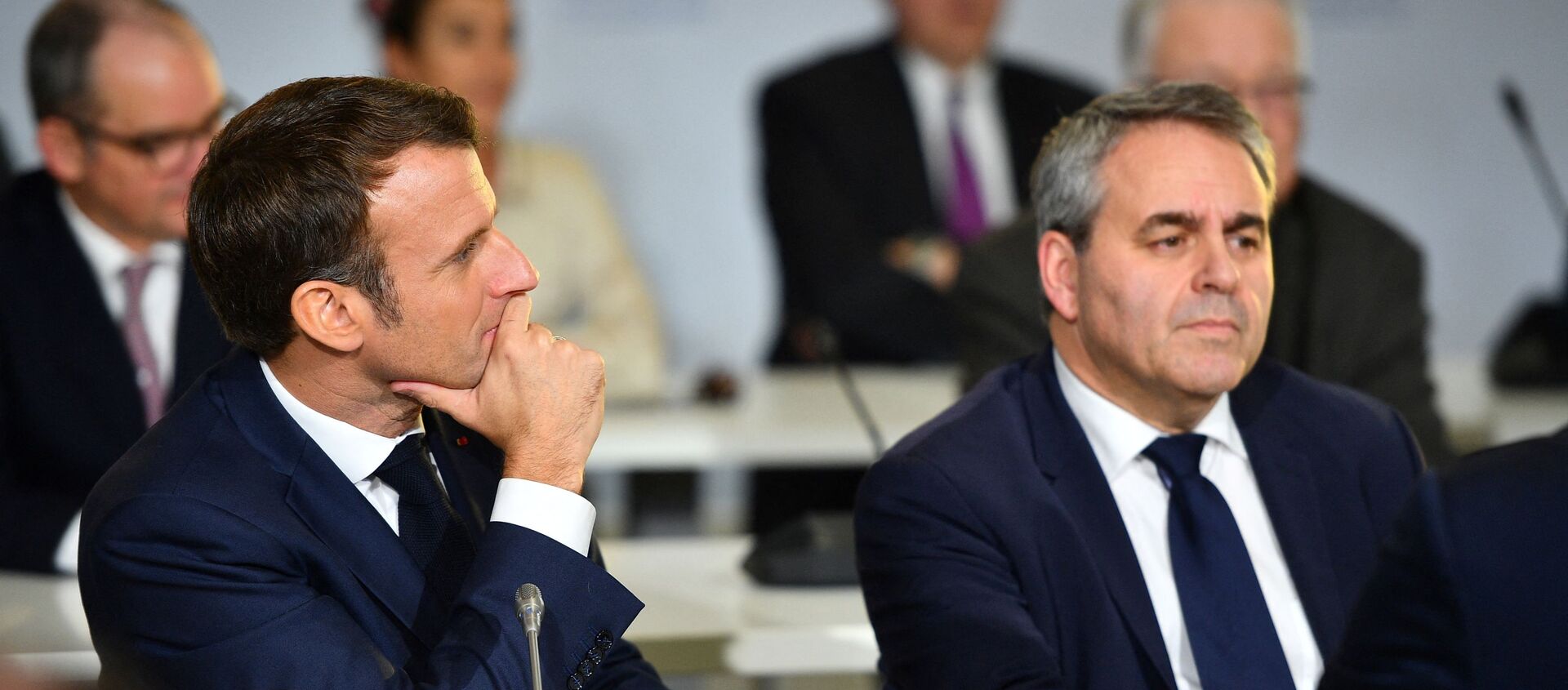 Le Président de la République française Emmanuel Macron et le président des Hauts-de-France Xavier Bertrand lors d'un Comité Stratégique du Canal-Seine-Nord-Europe à Nesle, novembre 2019 - Sputnik Afrique, 1920, 06.07.2021