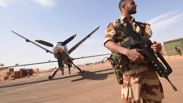 Soldat de l’opération Barkhane, devant un drone Reaper à l’aéroport militaire nigérian de Diori Hamani - Sputnik Afrique