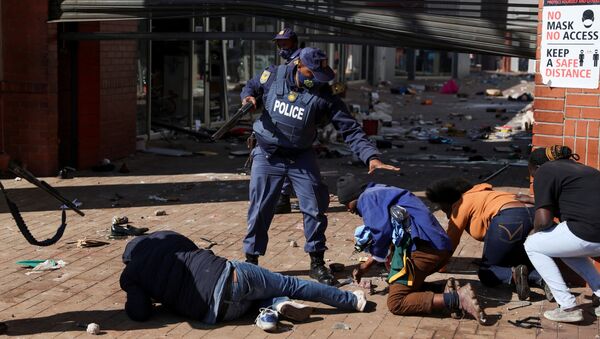 Полицейские задерживают демонстрантов во время протестов в Катлехонге, ЮАР - Sputnik Afrique
