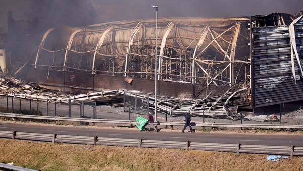 Un centre commercial en feu à Pietermaritzburg, durant les émeutes - Sputnik Afrique