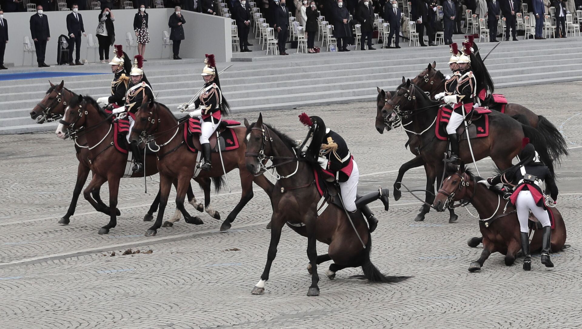 Два республиканских гвардейца восстанавливают контроль над своими лошадьми после падения во время ежегодного парада в честь Дня взятия Бастилии в Париже  - Sputnik Afrique, 1920, 14.07.2021