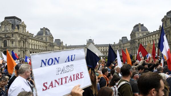 Une manifestation contre l'extension du pass sanitaire à Paris - Sputnik Afrique