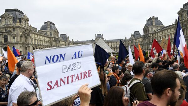 Une manifestation contre l'extension du pass sanitaire à Paris - Sputnik Afrique