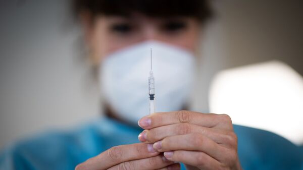 Une infirmière prépare une injection - Sputnik Afrique