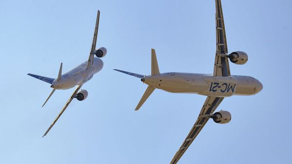 Пассажирские самолеты МС-21-300 и МС-21-310 во время выполнения летной программы на МАКС-2021 - Sputnik Afrique