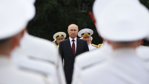 Président russe Vladimir Poutine à la parade militaire, Saint-Pétersbourg, 25 juillet 2021  - Sputnik Afrique