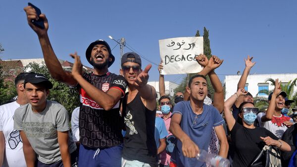 Des partisans du président tunisien Kais Saied scandent des slogans dénonçant le principal parti islamiste du pays Ennahda - Sputnik Afrique