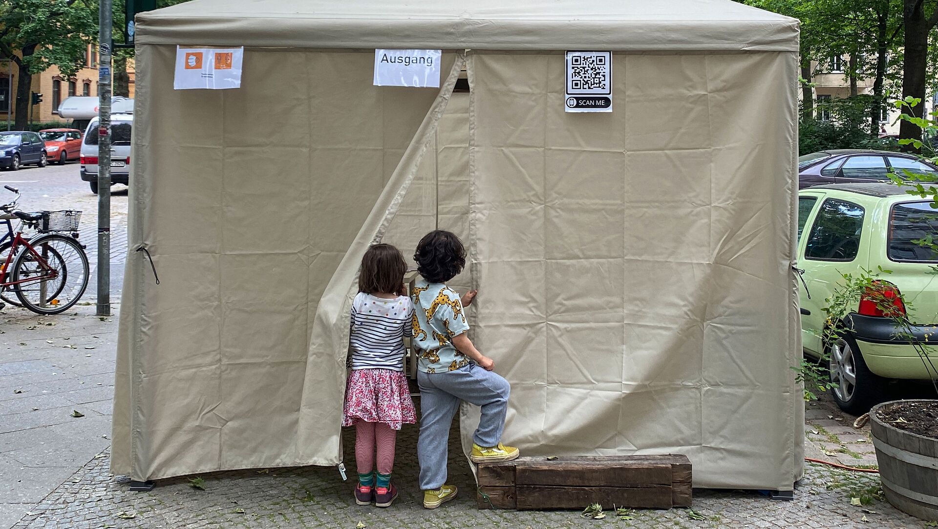 Deux enfants attendent leurs parents devant un lieu de dépistage du Covid-19, à Berlin en Allemagne - Sputnik Afrique, 1920, 26.07.2021
