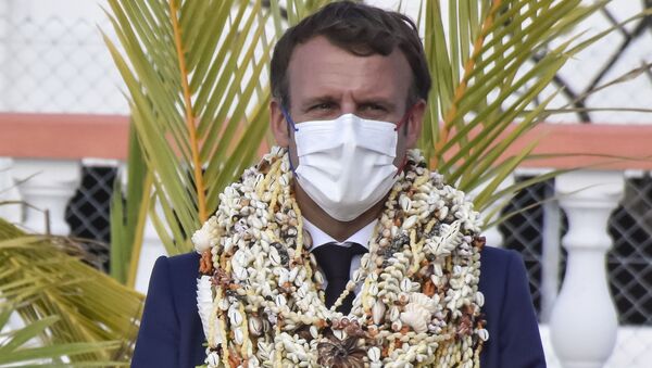Emmanuel Macron décoré de nombreux colliers de fleurs et de coquillages à son arrivée sur l'atoll de Manihi en Polynésie française - Sputnik Afrique