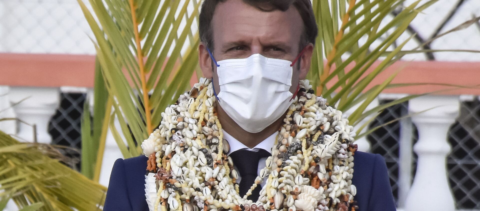 Emmanuel Macron décoré de nombreux colliers de fleurs et de coquillages à son arrivée sur l'atoll de Manihi en Polynésie française - Sputnik Afrique, 1920, 27.07.2021