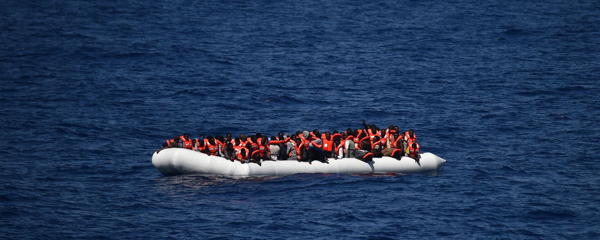 Des réfugiés attendent d'être secourus par le bateau Aquarius en mer Méditerranée au large des côtes libyennes, mai 2016 - Sputnik Afrique, 1920, 29.07.2021