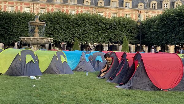Environ 400 sans-abri s'installent sous des tentes place des Vosges à Paris, le 29 juillet - Sputnik Afrique