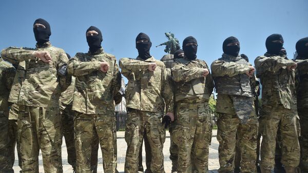 Des combattants du bataillon Azov avant leur départ au Donbass (archive photo) - Sputnik Afrique