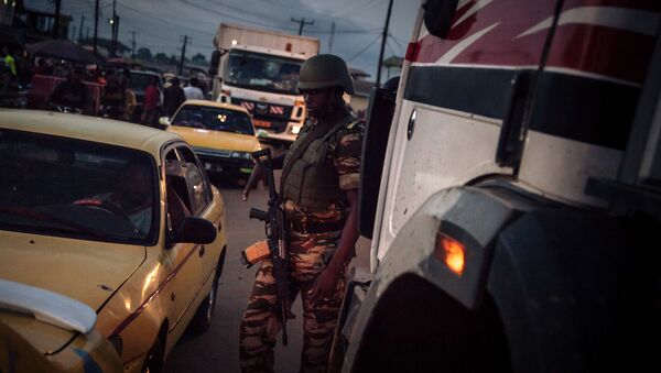 Un soldat des forcées camerounaises patrouille dans le Sud-Ouest anglophone du pays  - Sputnik Afrique
