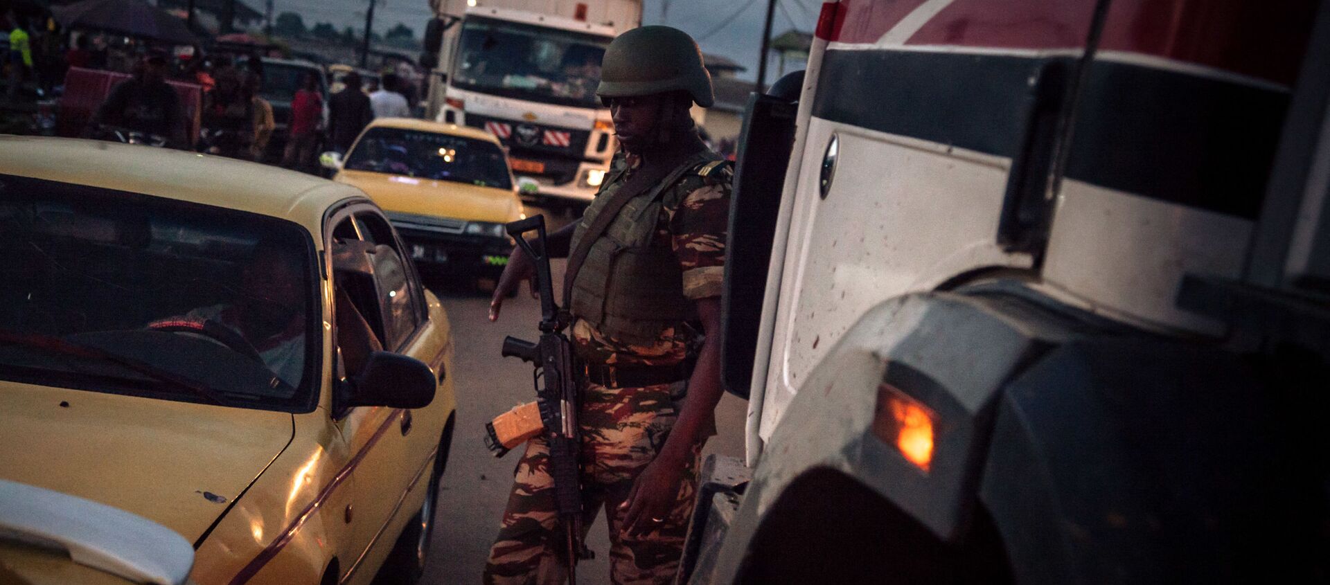 Un soldat des forcées camerounaises patrouille dans le Sud-Ouest anglophone du pays  - Sputnik Afrique, 1920, 04.08.2021