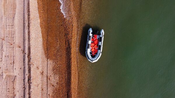 Un bateau gonflable utilisé par les migrants pour traverser la Manche entre Calais et Douvres, septembre 2020 - Sputnik Afrique