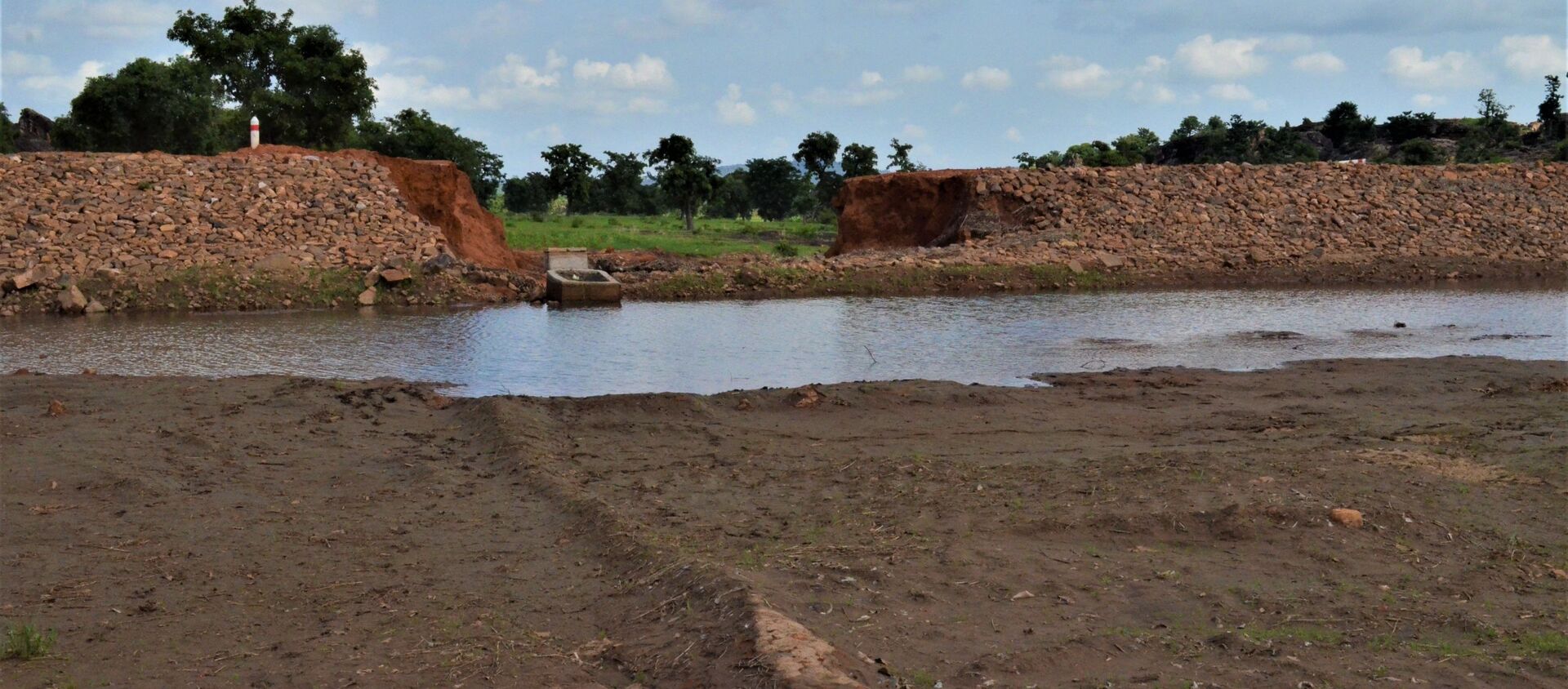 Un barrage destiné à alimenter en eau deux villages, Sidiki et Konkoagou, dans le nord du Togo, mais deux pluies torrentielles en sont venues à bout - Sputnik Afrique, 1920, 05.08.2021