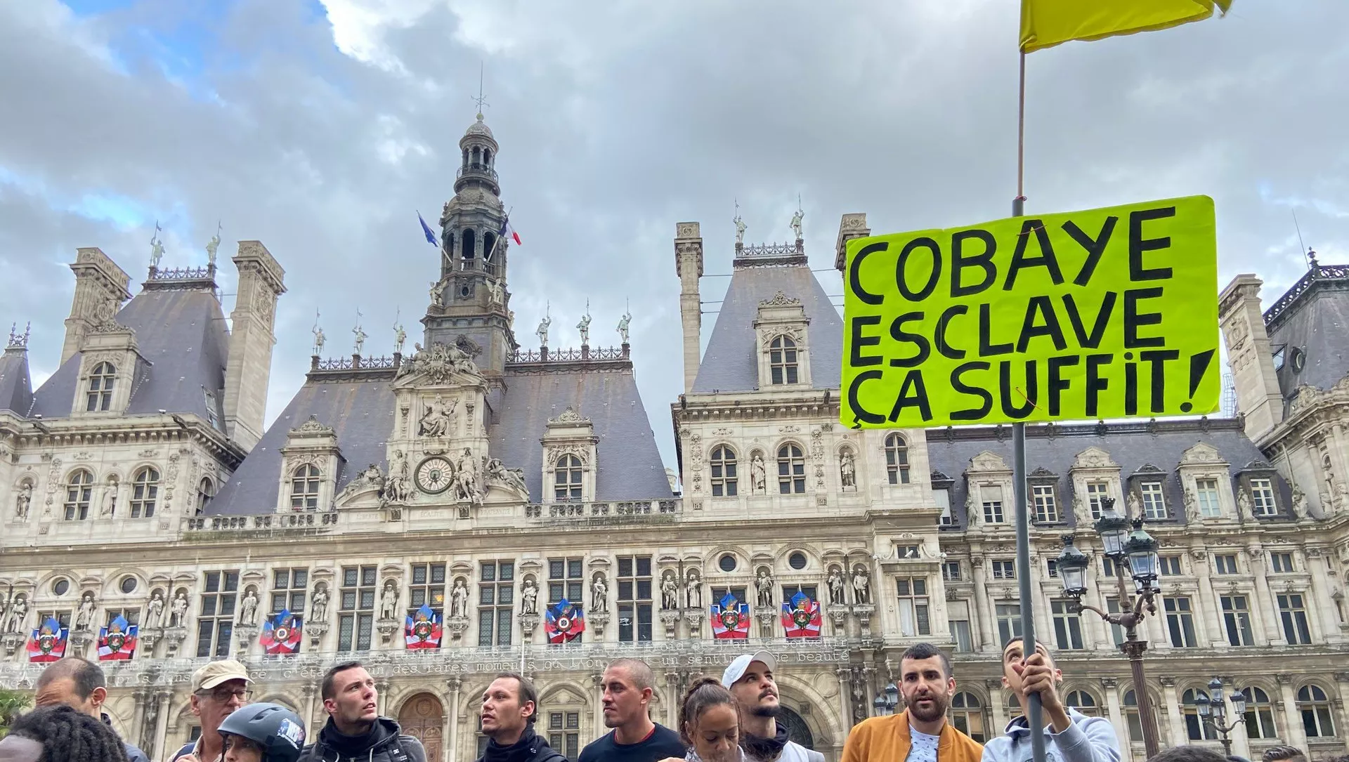 Des manifestant anti-pass sannitaire devant l'Hôtel de Ville à Paris le 7 août 2021 - Sputnik Afrique, 1920, 08.08.2021