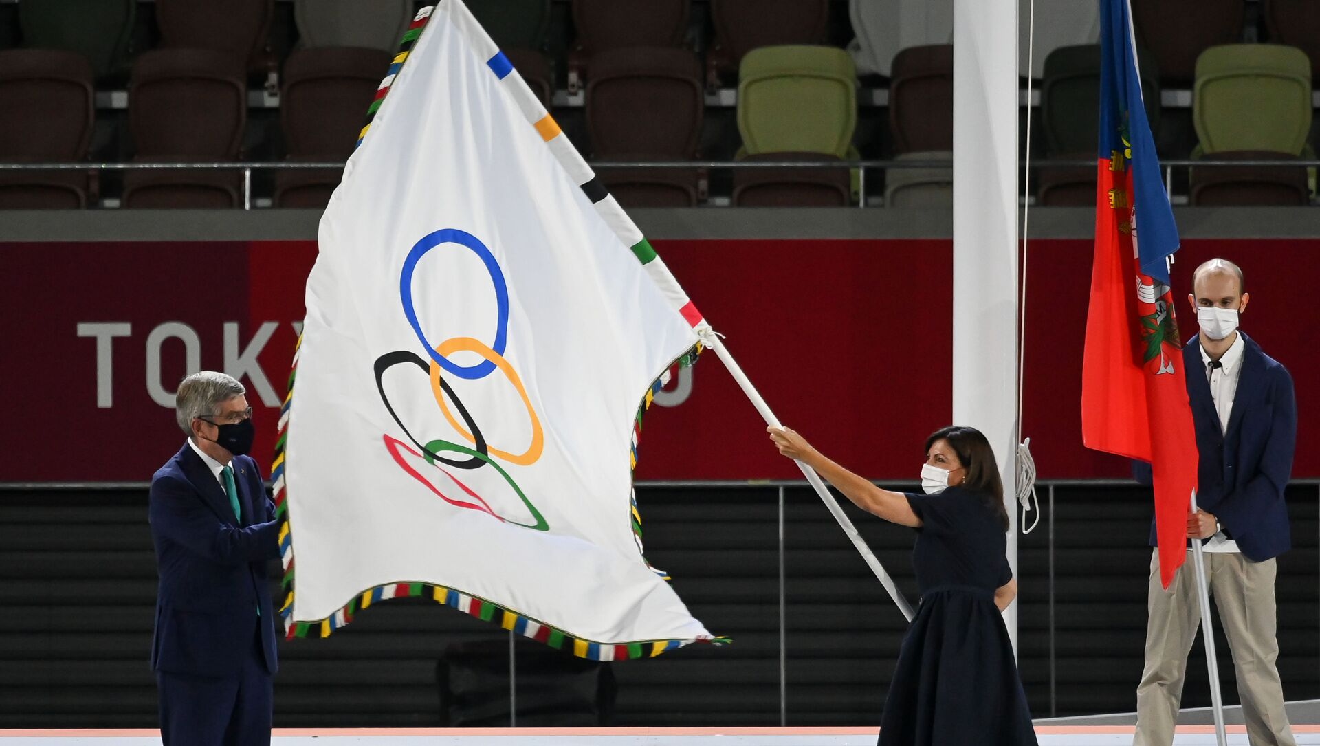 JO-2020: le drapeau olympique remis à la maire de Paris - Sputnik Afrique, 1920, 08.08.2021