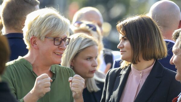 L’opposante biélorusse Svetlana Tikhanovskaya (à droite) et la Première ministre lituanienne Ingrida Simonyte (à gauche) lors d’une manifestation à Vilnius le 9 août 2021. - Sputnik Afrique
