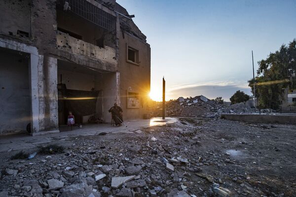 Des terroristes ont pris le contrôle de Raqqa en mars 2013 et l’ont proclamée leur capitale. La ville a été libérée par la coalition internationale dirigée par les États-Unis, mais elle a été de fait rasée par celle-ci. - Sputnik Afrique
