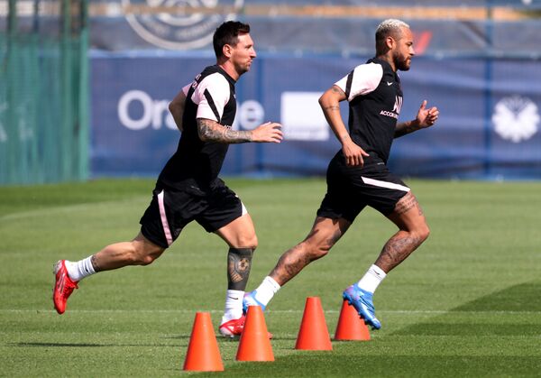 Lionel Messi et Neymar pendant l'entraînement. - Sputnik Afrique