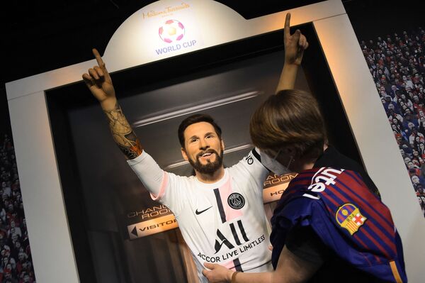 Un maillot du PSG est mis sur la statue en cire de Lionel Messi au musée Madame Tussauds Berlin. - Sputnik Afrique