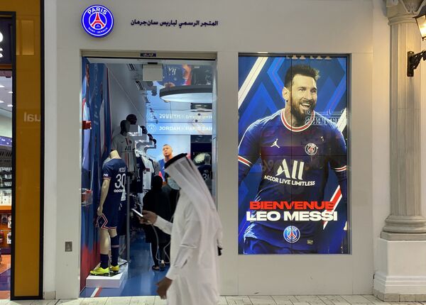 Une affiche représentant Messi dans la vitrine de la boutique du PSG à Doha. - Sputnik Afrique