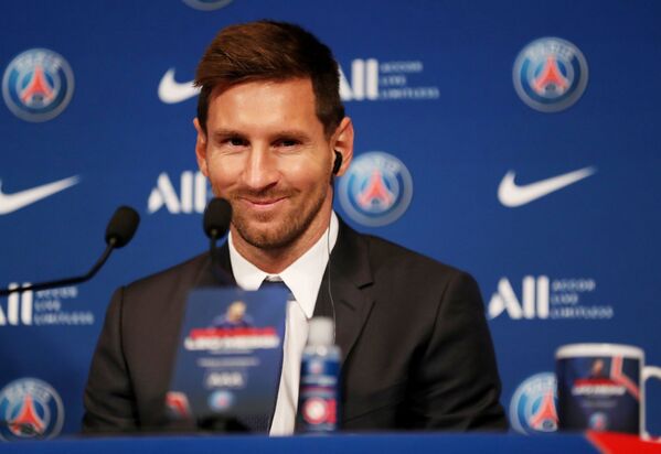 Lionel Messi lors de la conférence de presse après la signature du contrat avec le PSG au stade du Parc des Princes. - Sputnik Afrique