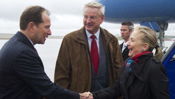 Mark Brzezinski (à gauche) ambassadeur des États-Unis en Suède et Carl Bildt (au centre) Ministre suédois des affaires étrangères accueillent Hillary Clinton (à droite) Secrétaire d’État à son arrivé à Stockholm le 2 juin 2012. - Sputnik Afrique