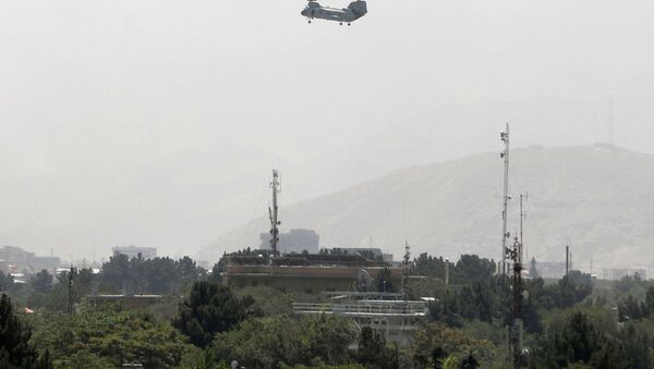 Un hélicoptère militaire survole Kaboul, le 15 août 2021  - Sputnik Afrique