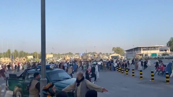 Dimanche 15 août, la chaîne de télévision Al Jazeera a rapporté que les talibans* avaient complètement occupé Kaboul et avaient hissé leur drapeau au-dessus du palais présidentiel.Sur la photo: des personnes courent vers le terminal de l'aéroport international de Kaboul après que les talibans* ont pris le contrôle du palais présidentiel. - Sputnik Afrique