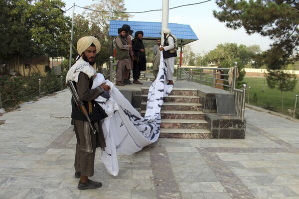 Les talibans* hissent leur drapeau à Ghazni, dans le sud-est de l'Afghanistan. - Sputnik Afrique