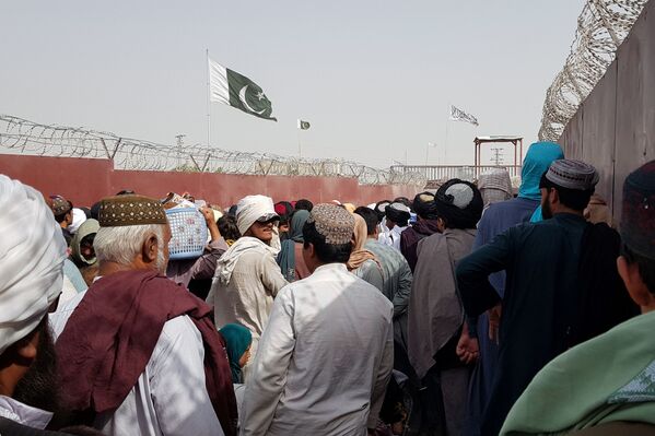 Drapeaux pakistanais et ceux du mouvement des talibans* au poste de contrôle Friendship Gate à la frontière afghano-pakistanaise. - Sputnik Afrique