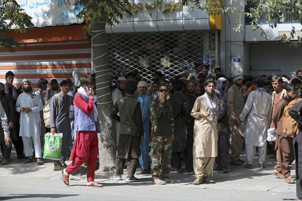 Paniqués, les habitants de Kaboul fuient la ville. Il y a une véritable frénésie dans les banques: beaucoup se sont précipités pour fermer leurs comptes avant de s'enfuir.Sur la photo: une file d'attente devant une banque à Kaboul. - Sputnik Afrique