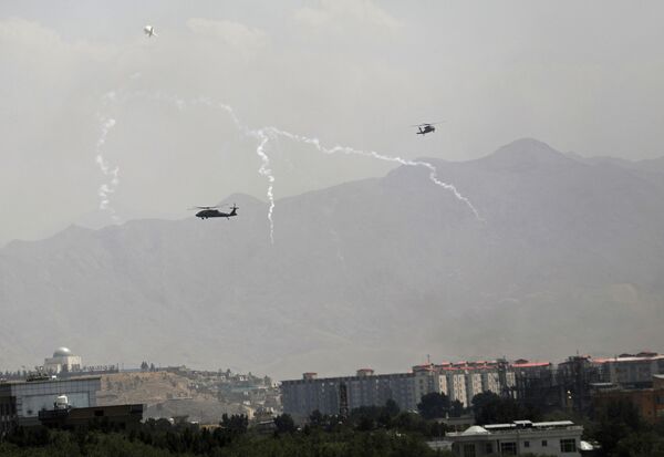 Des hélicoptères militaires américains Black Hawk dans le ciel de Kaboul. - Sputnik Afrique