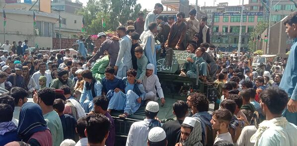 Sur la route vers la capitale, les talibans* n'ont rencontré pratiquement aucune résistance.Sur la photo: des combattants talibans* et habitants locaux dans un tout-terrain militaire à Jalalabad, dans l'est de l'Afghanistan. - Sputnik Afrique