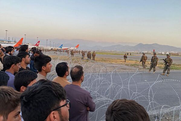 Le département américain de la Défense a ordonné l'envoi de 1.000 soldats supplémentaires à Kaboul pour aider à évacuer les citoyens américains.Sur la photo: soldats américains à l'aéroport de Kaboul. - Sputnik Afrique