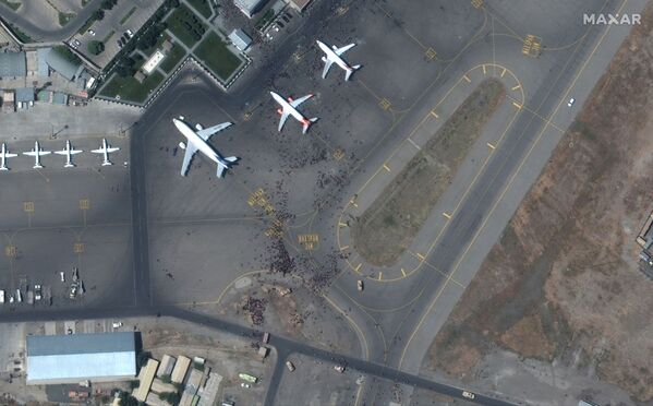 Des images satellite montrent la foule entourant des aéronefs à l'aéroport. - Sputnik Afrique