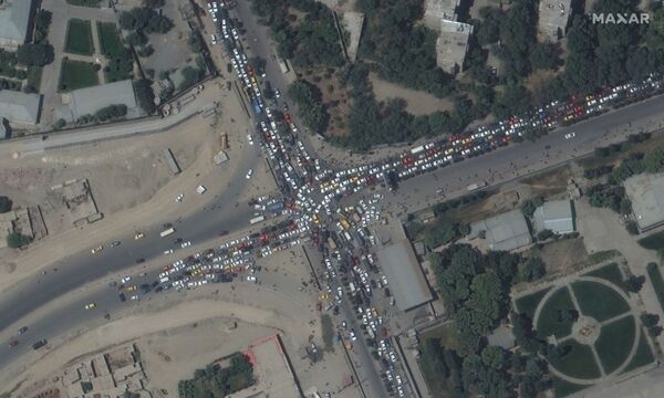 Il y a des embouteillages aux abords de l’aéroport. Les gens laissent leurs voitures pour rejoindre l’infrastructure à pied. - Sputnik Afrique
