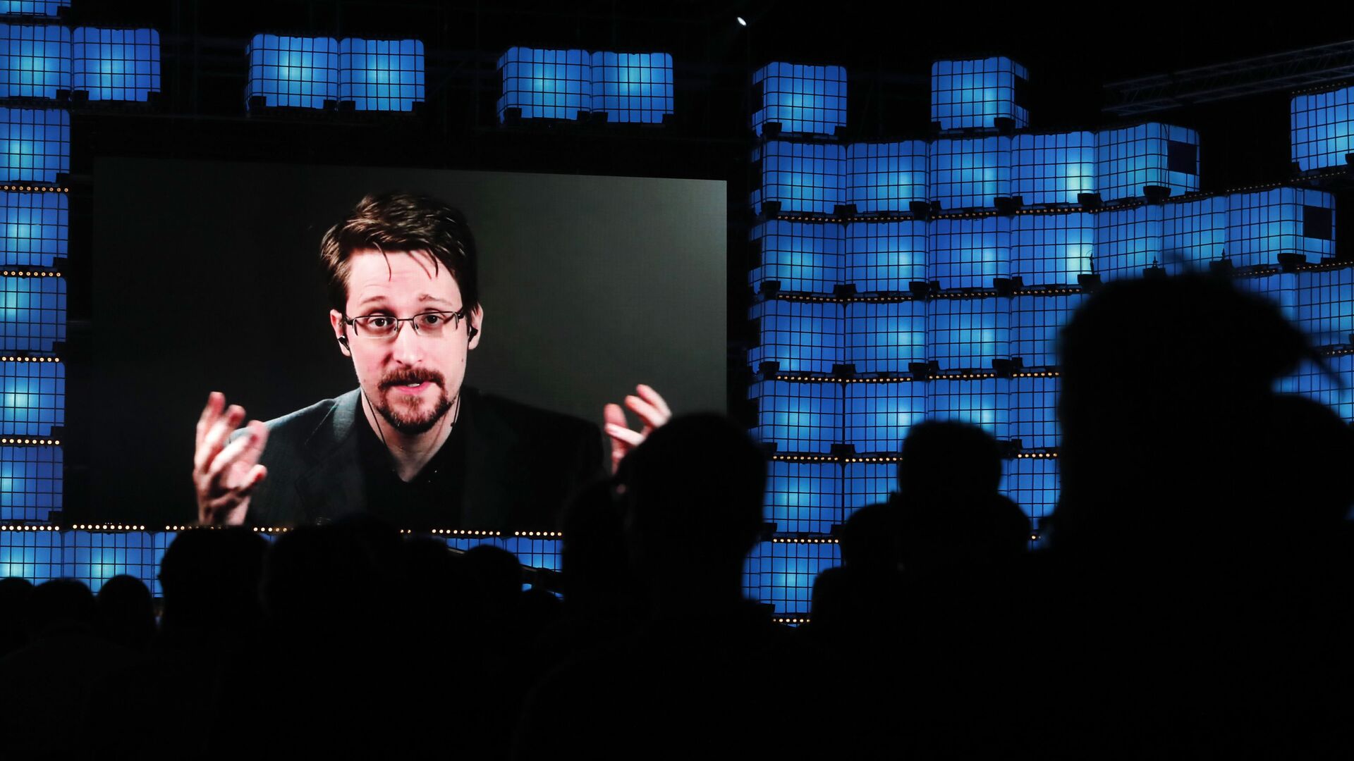 FILE - In this Nov. 4, 2019, file photo, former U.S. National Security Agency contractor Edward Snowden addresses attendees through video link at the Web Summit technology conference in Lisbon - Sputnik Afrique, 1920, 14.02.2023