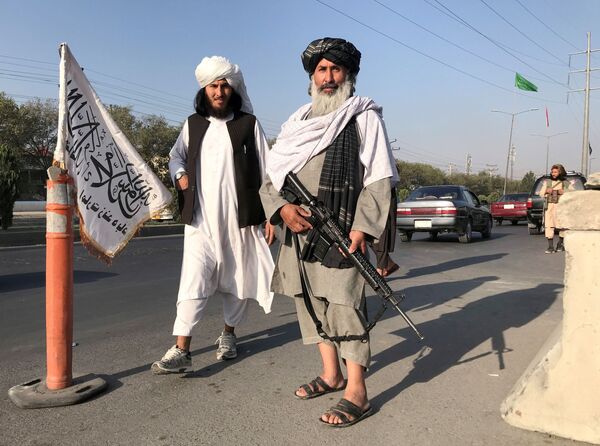 Les talibans* ne sont pas considérés comme une formation militaire régulière, mais après le retrait des États-Unis, ils pourraient devenir l'armée la plus équipée de la région. Les talibans* ont tellement d'armes que l'Afghanistan pourrait bien passer du statut d'acheteur d'armes à celui d’exportateur.Sur la photo: un combattant taliban* avec un fusil américain M16 à Kaboul.*Organisation terroriste interdite en Russie - Sputnik Afrique