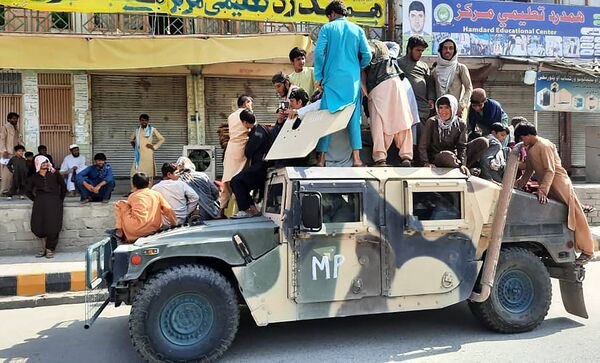 Les talibans* ont hérité des Américains du plus grand parc de véhicules de l'histoire des conflits armés dans ce pays: environ 2.500 véhicules terrestres.Sur la photo: des talibans* dans la province de Laghman.*Organisation terroriste interdite en Russie - Sputnik Afrique