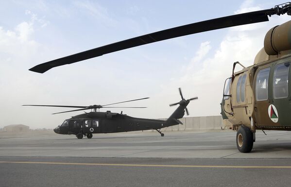 Les États-Unis ont dépensé environ 10 milliards de dollars pour la création de l'armée de l'Air afghane, mais désormais, la centaine d'hélicoptères, dont des Mi-17 et Mi-35 russes, ainsi que des UH-60 américains, serviront le nouveau gouvernement.Sur la photo: un hélicoptère américain UH-60 Black Hawk décolle de l'aérodrome de Kandahar, en Afghanistan. - Sputnik Afrique