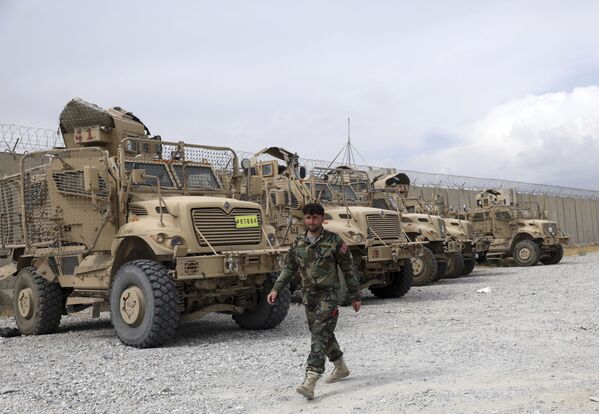En plus des véhicules légers, les Américains ont laissé aux talibans leurs fameuses voitures blindées MRAP avec protection contre les mines: selon diverses estimations, les talibans* en ont maintenant de 500 à 700. Ils ont aussi des chars soviétiques: une vingtaine de T-55 ont été laissés sur trois bases militaires. La seule chose que les talibans* n'ont pas gardée avec le retrait de l'armée américaine, ce sont les chars américains M1 Abrams. Tous les véhicules de ce type ont été retirés du pays à l'avance.Sur la photo: des véhicules blindés américains MRAP à la base aérienne de Bagram.*Organisation terroriste interdite en Russie - Sputnik Afrique