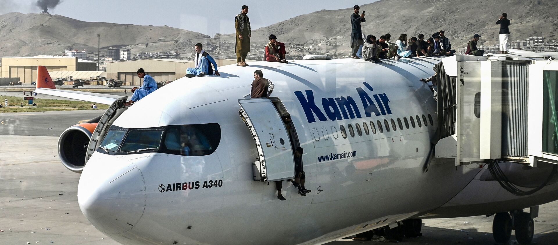 Des Afghans en attente d'évacuation à l’aéroport de Kaboul - Sputnik Afrique, 1920, 18.08.2021
