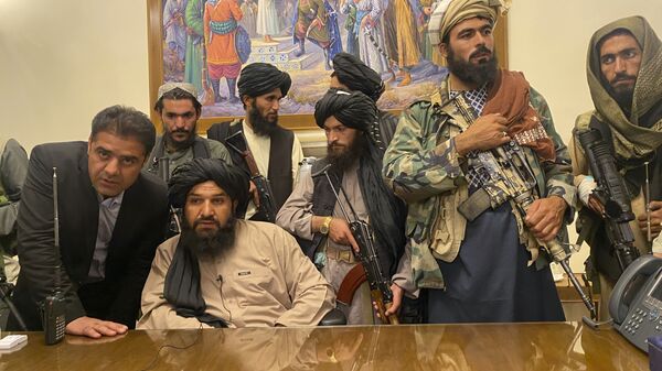 Les talibans au palais présidentiel à Kaboul, le 15 août 2021 - Sputnik Afrique